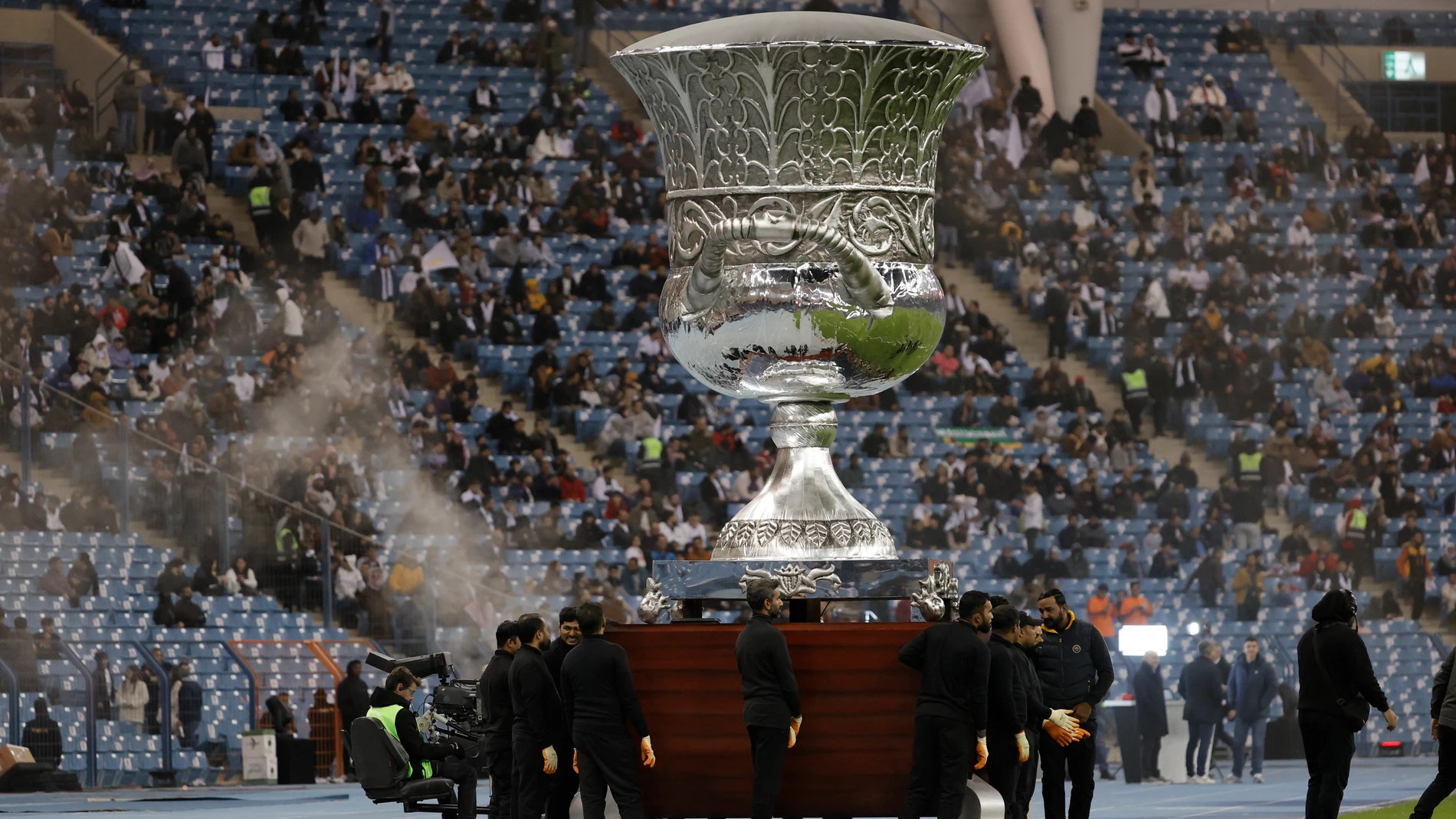 Réplica a gran escala del trofeo de la Supercopa de España. La final ha sido entre el Real Madrid y el Barcelona
