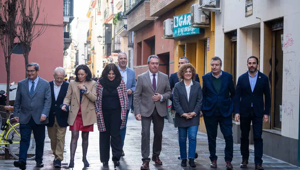 El secretario general del PSOE-A Juan Espada (c), acompañado de los secretarios de las provincias andaluzas, camino de la sede socialista.Francisco J. Olmo