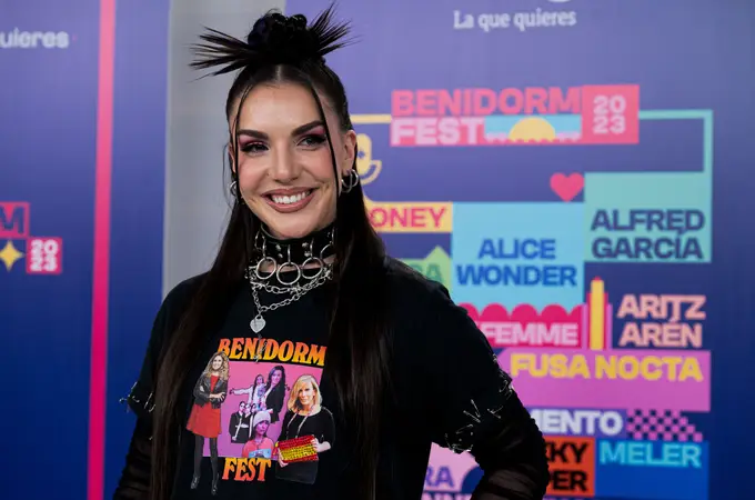 La camiseta de Inés Hernand que causa furor en la presentación del Benidorm Fest