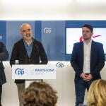 El presidente del Partido Popular de Cataluña y candidato a la Generalitat, Alejandro Fernández; el expresidente del PP y candidato a la alcaldía de Barcelona por el PP, Daniel Sirera y el presidente del PP de Barcelona, Manu Reyes