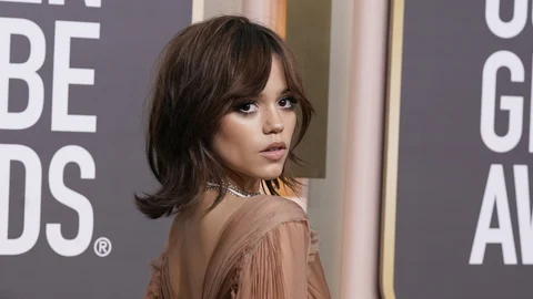 Jenna Ortega, protagonista de "Miércoles" a su llegada a la ceremonia