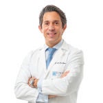 Es especialista en Otorrinolaringología, con Certificación Internacional en Cirugía Plástica Facial y dedicación exclusiva a la cirugía de Rinoplastia.