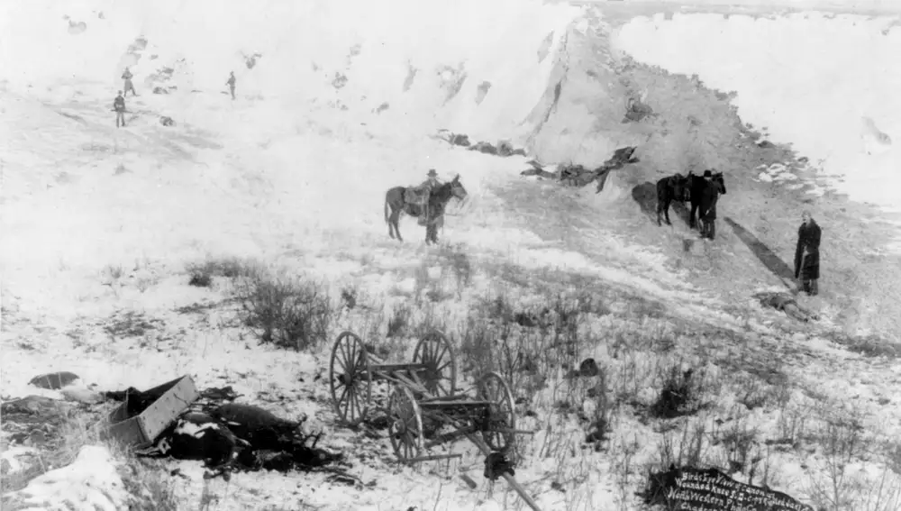 Caballos e indios Lakota muertos en el lugar de la masacre de Wounded Knee