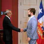 El presidente de Chile, Gabriel Boric (d), recibe al nuevo ministro de Justicia, Luis Cordero, en el palacio de La Moneda,