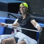 Rafa Nadal sonríe durante un entrenamiento en la Rod Laver Arena, la pista central del Open de Australia