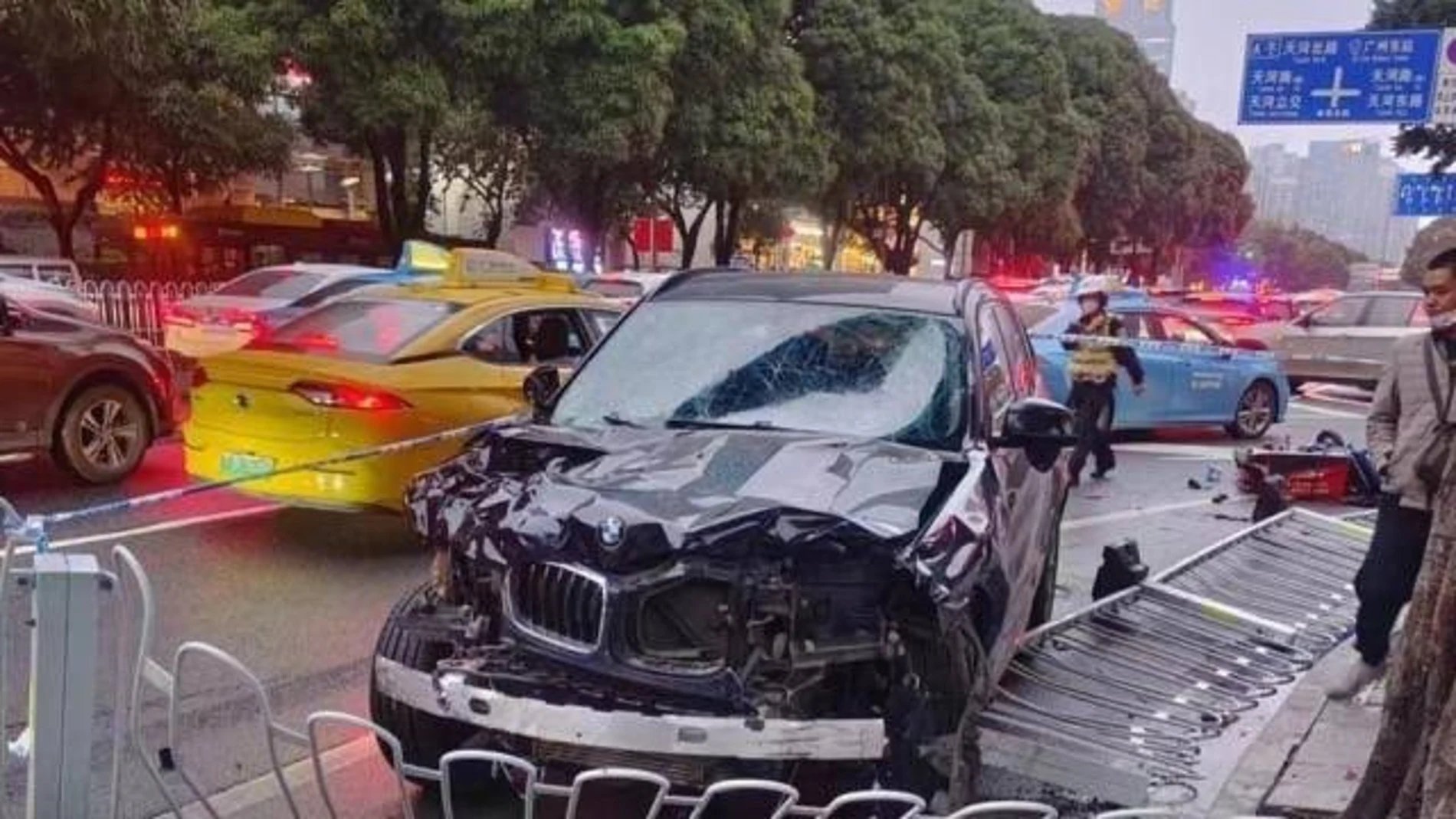 Así quedó el vehículo que atropelló a varios peatones en la ciudad china de Guangzhou