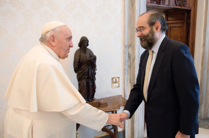 El Papa Francisco con el presidente de la Asociación Católica de Propagandistas, Alfonso Bullón de Mendoza.
