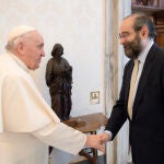 El Papa Francisco con el presidente de la Asociación Católica de Propagandistas, Alfonso Bullón de Mendoza.