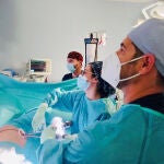 Dr Mongil Ponce, realizando una cirugía uniportal