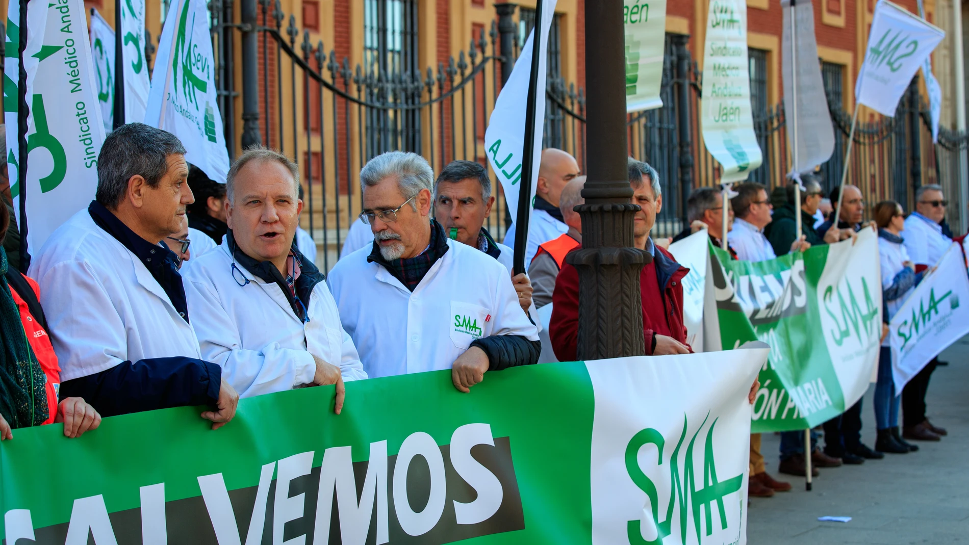 Protesta de profesionales sanitarios, convocados por el Sindicato Médico Andaluz (SMA)