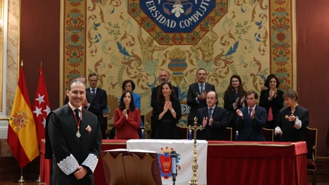 El nuevo decano del ICAM, Eugenio Ribón (izda.), en su toma de posesión en el Paraninfo de la Universidad Complutense de Madrid