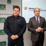 El director de Fundación Repsol (D); el director de Caja Rural, Cipriano García (C) y el socio fundador de Sylvestris, Enrique Enciso (I), presentan en León el Proyecto Motor Verde