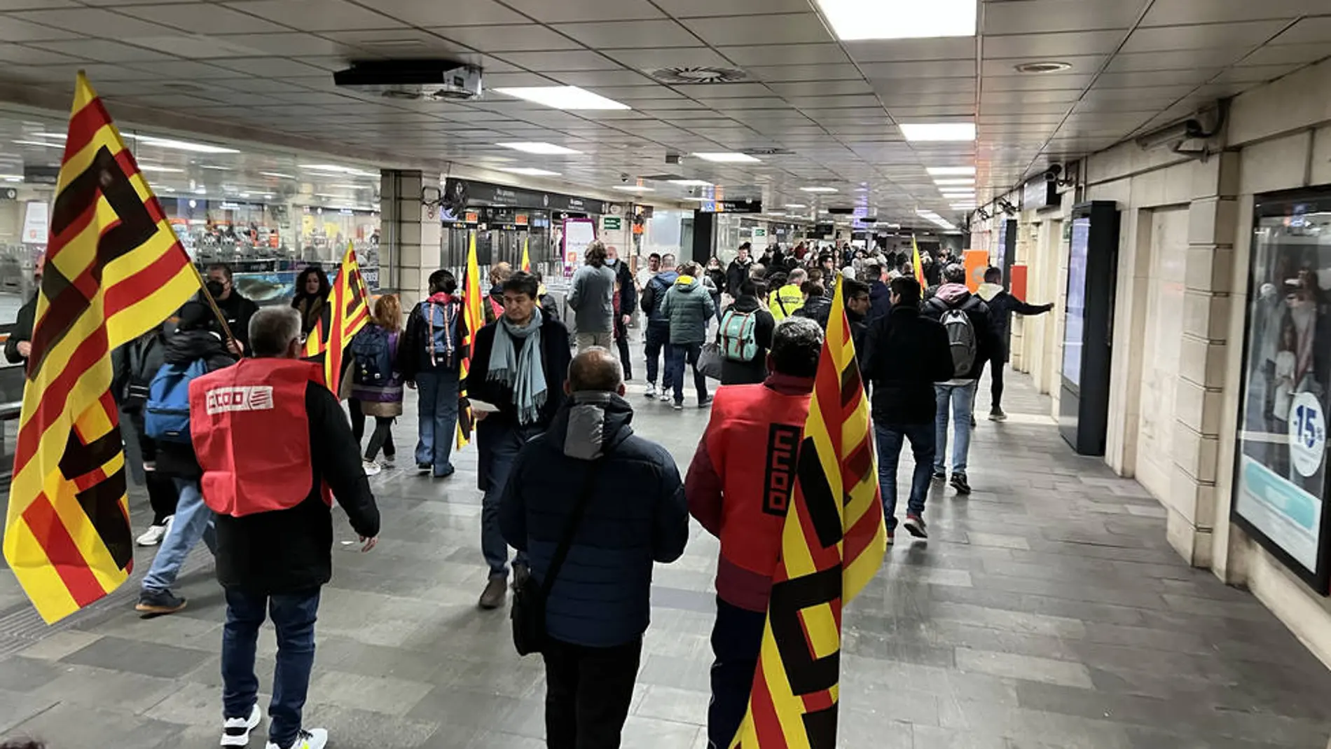 Momento de la protesta, en la estación de plaza de Cataluña de Renfe