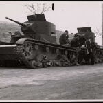 Una columna de T-26 camino del campo de batalla. Este carro de combate de origen soviético fue una de las bazas de los republicanos para contener la penetración franquista