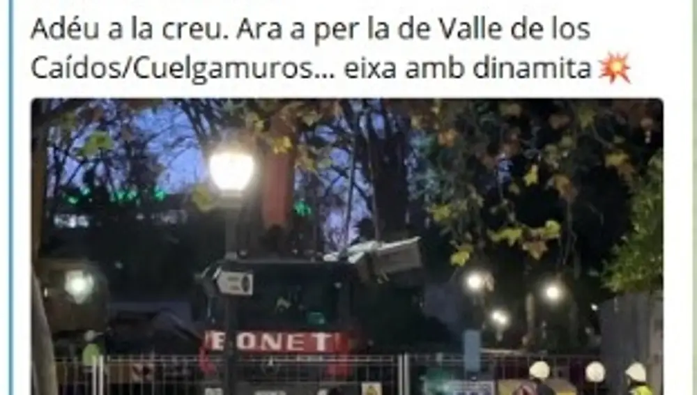 Imagen del tuit de Carles Mulet alusivo a las cruces de Ribalta y del Valle de los Caídos