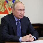 El presidente ruso, Vladimir Putin, asiste a una reunión por videoconferencia en la residencia de Novo-Ogarevo, a las afueras de Moscú