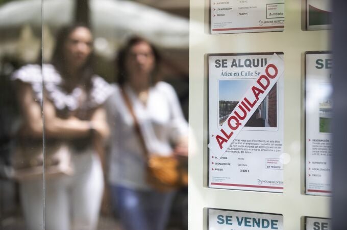 Carteles anunciando viviendas en alquiler en una agencia inmobiliaria de Madrid