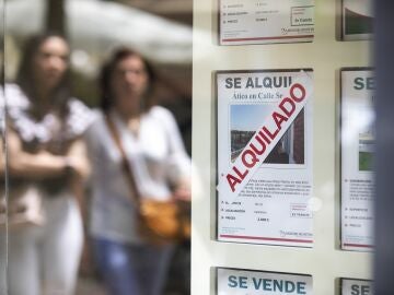 Carteles anunciando viviendas en alquiler en una agencia inmobiliaria de Madrid