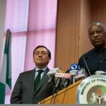 El ministro de Asuntos Exteriores de la República Federal de Nigeria, Geoffrey Onyeama, atiende a medios tras una reunión con el ministro de Asuntos Exteriores, Unión Europea y Cooperación, José Manuel Albares, a 12 de enero de 2023, en Abuya, Nigeria (África). Este encuentro va seguido de una reunión con el ministro de Petróleo y las principales empresas petroleras tanto nigerianas como españolas. Albares inició ayer, 11 de enero, su gira de dos días por tres países africanos, Níger, Nigeria y Guinea-Bissau para reforzar la cooperación con los países de África Occidental en materia de seguridad y desarrollo. A lo largo de estos días, Albares mantendrá entrevistas con ministros y autoridades de los tres países y visitará varios proyectos de seguridad y cooperación española. Además, firmará acuerdos para estrechar relaciones políticas e institucionales.12 ENERO 2023;ABUYA;NIGERIA;ALBARES;SEGUNDA JORNADA DEL VIAJEDavid Zorrakino / Europa 