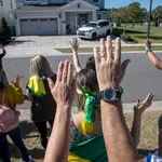 Brasileños frente la casa en la que reside Bolsonaro en Florida