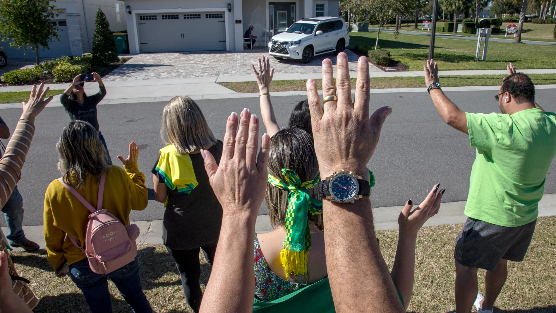 Brasileños frente la casa en la que reside Bolsonaro en Florida