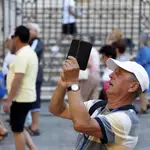 Un turista hace una fotografía frente a la Catedral de Málaga