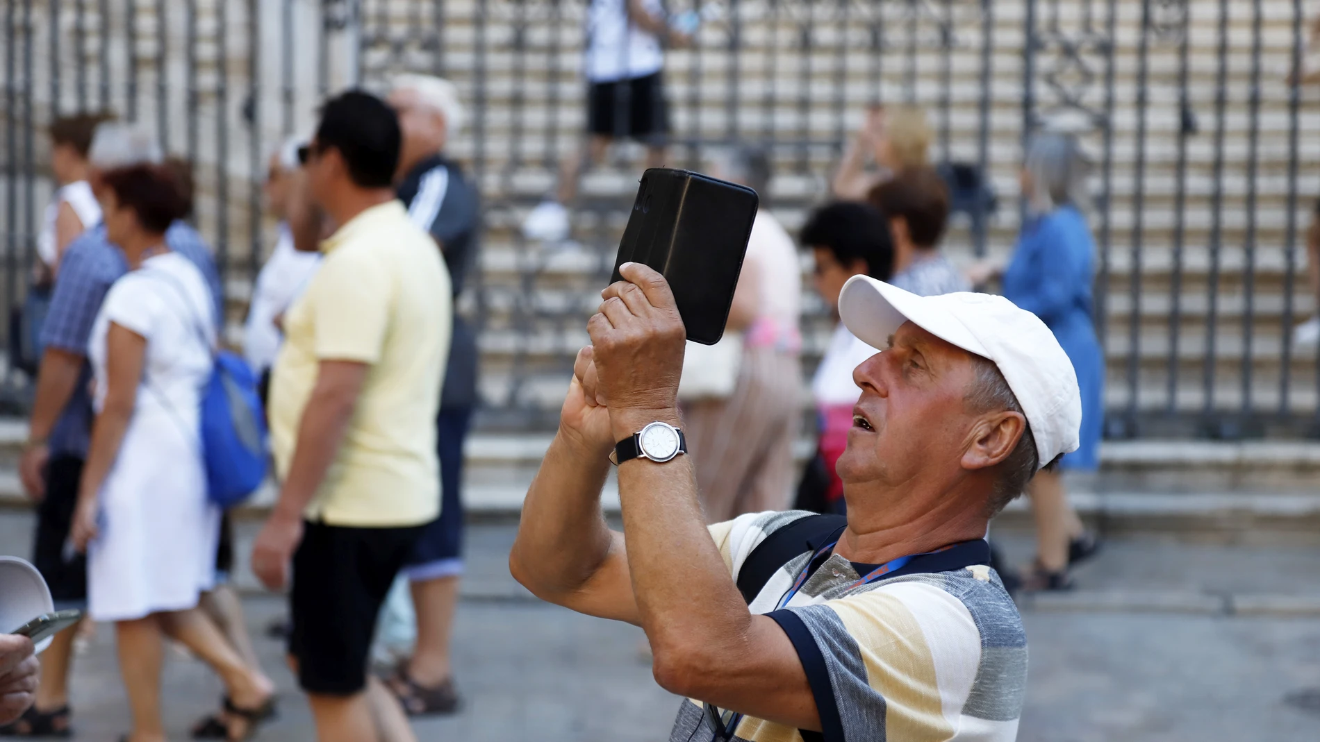 Un turista hace una fotografía frente a la Catedral de Málaga