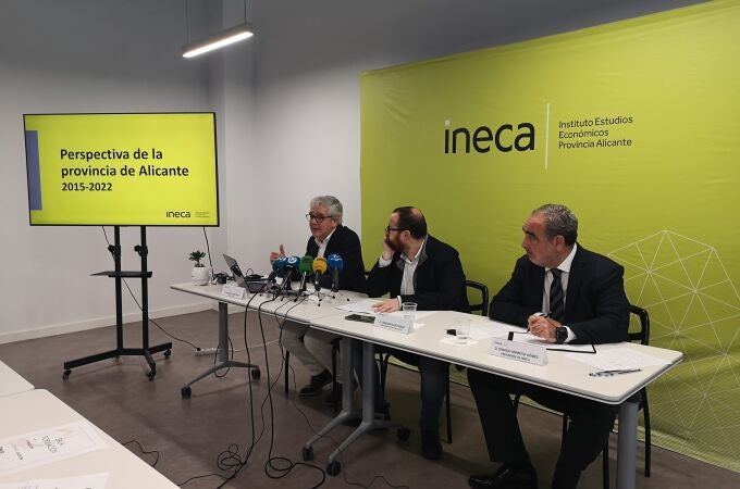 El presidente de Ineca, Nacho Amirola (dcha) ayer durante la presentación del informe