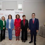 (I-D) Foto de familia, la ministra de Transportes, Movilidad y Agenda Urbana, Raquel Sánchez; el ministro de Agricultura, Pesca y Alimentación, Luis Planas; la vicepresidenta primera y ministra de Asuntos Económicos y Transformación Digital, Nadia Calviño; la presidenta del Gobierno de La Rioja, Concha Andreu; la ministra de Hacienda, María Jesús Montero; la ministra Portavoz, Isabel Rodríguez y el ministro de la Presidencia, Relaciones con las Cortes y Memoria Democrática, Félix Bolaños, posan durante un desayuno informativo de Europa Press, en el Hotel Rosewood Villa Magna