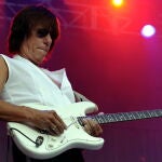 Locarno (Switzerland Schweiz Suisse).- (FILE) - Jeff Beck from Britain performs during a concert of the Moon and Stars series on the Piazza Grand in Locarno, Switzerland 10 July 2010 (reissued 12 January 2023). Legendary British guitarist Jeff Beck has died on 10 January at the age of 78 after contracting bacterial meningitis, his family said in a statement on late 11 January 2023. (Suiza, Reino Unido) EFE/EPA/KARL MATHIS *** Local Caption *** 02244158