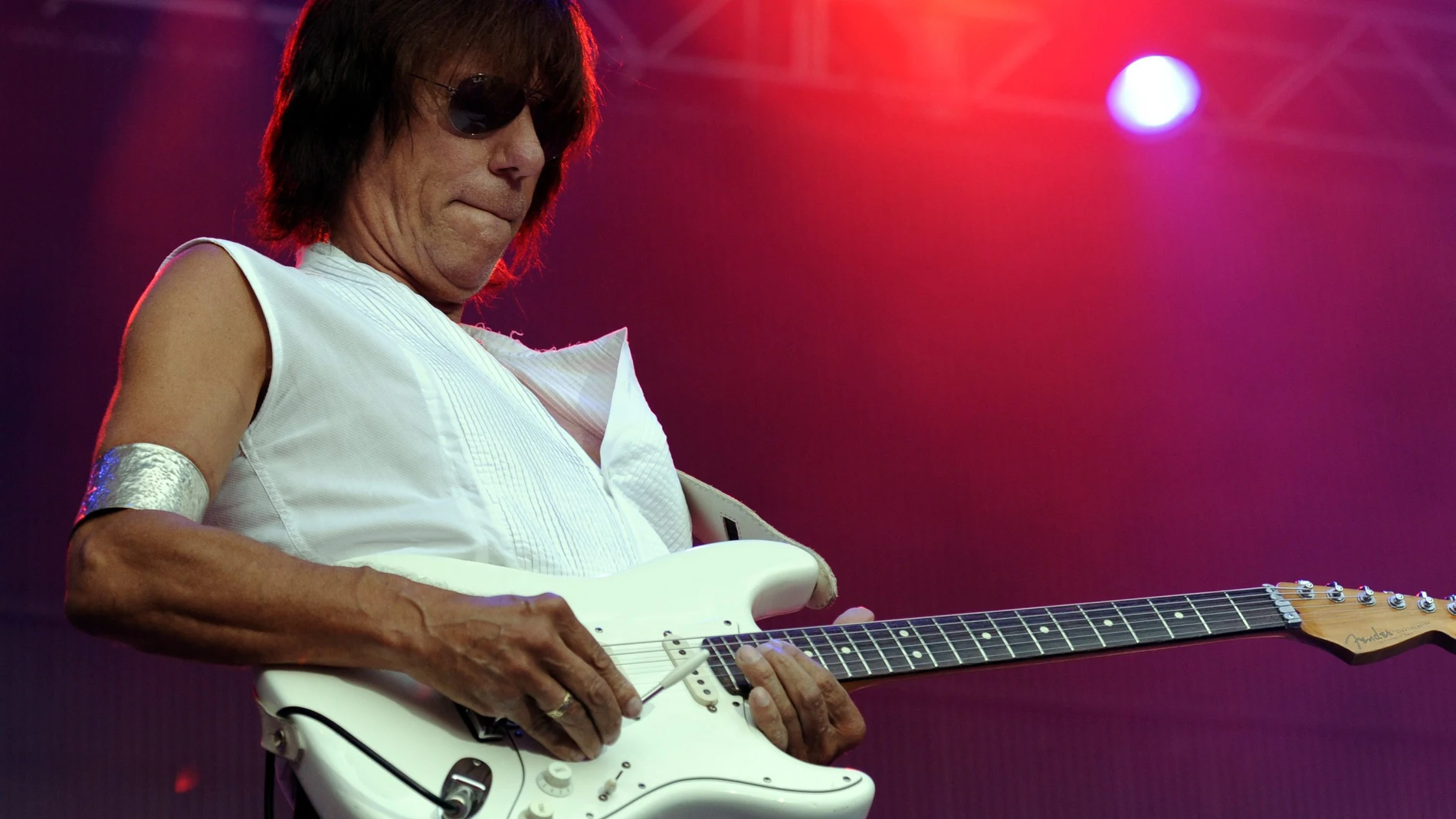 Locarno (Switzerland Schweiz Suisse).- (FILE) - Jeff Beck from Britain performs during a concert of the Moon and Stars series on the Piazza Grand in Locarno, Switzerland 10 July 2010 (reissued 12 January 2023). Legendary British guitarist Jeff Beck has died on 10 January at the age of 78 after contracting bacterial meningitis, his family said in a statement on late 11 January 2023. (Suiza, Reino Unido) EFE/EPA/KARL MATHIS *** Local Caption *** 02244158