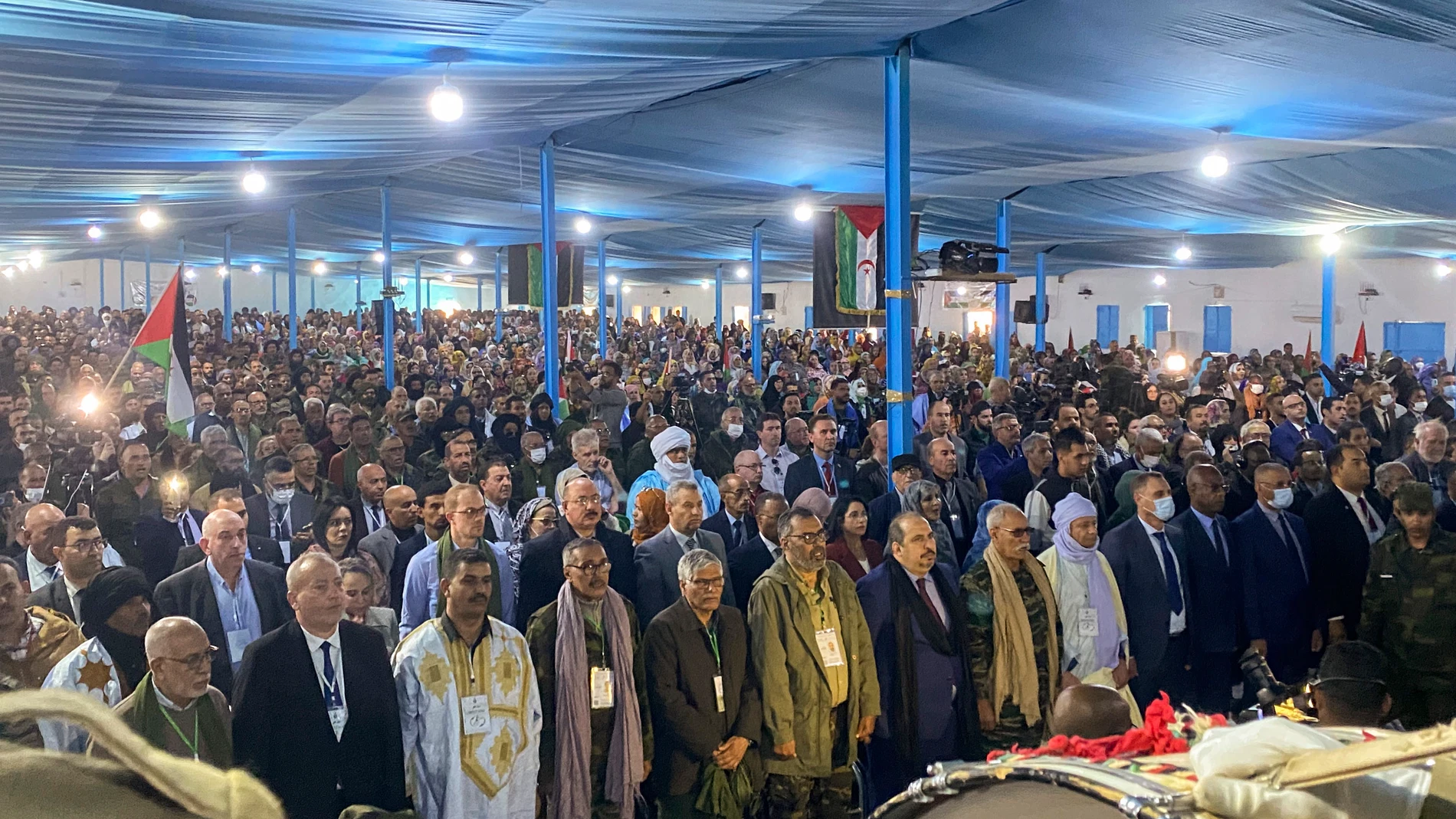 CAMPAMENTO DE REFUGIADOS DE DAJLA, 13/01/2023.- Centenares de asistentes participan en la inauguración del XVI Congreso del Frente Polisario que comienza hoy en el campamento de refugiados de Dajla (Argelia). EFE/Mahfud Mohamed Lamin Bechri