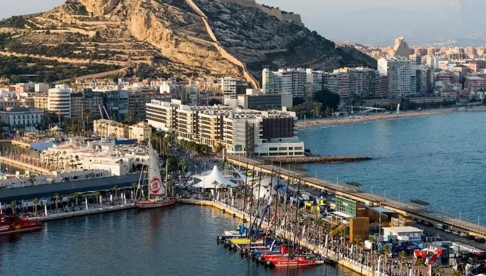 Imagen del Puerto de Alicante con la ciudad al fondo