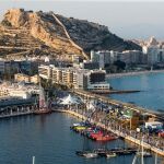 Imagen del Puerto de Alicante con la ciudad al fondo