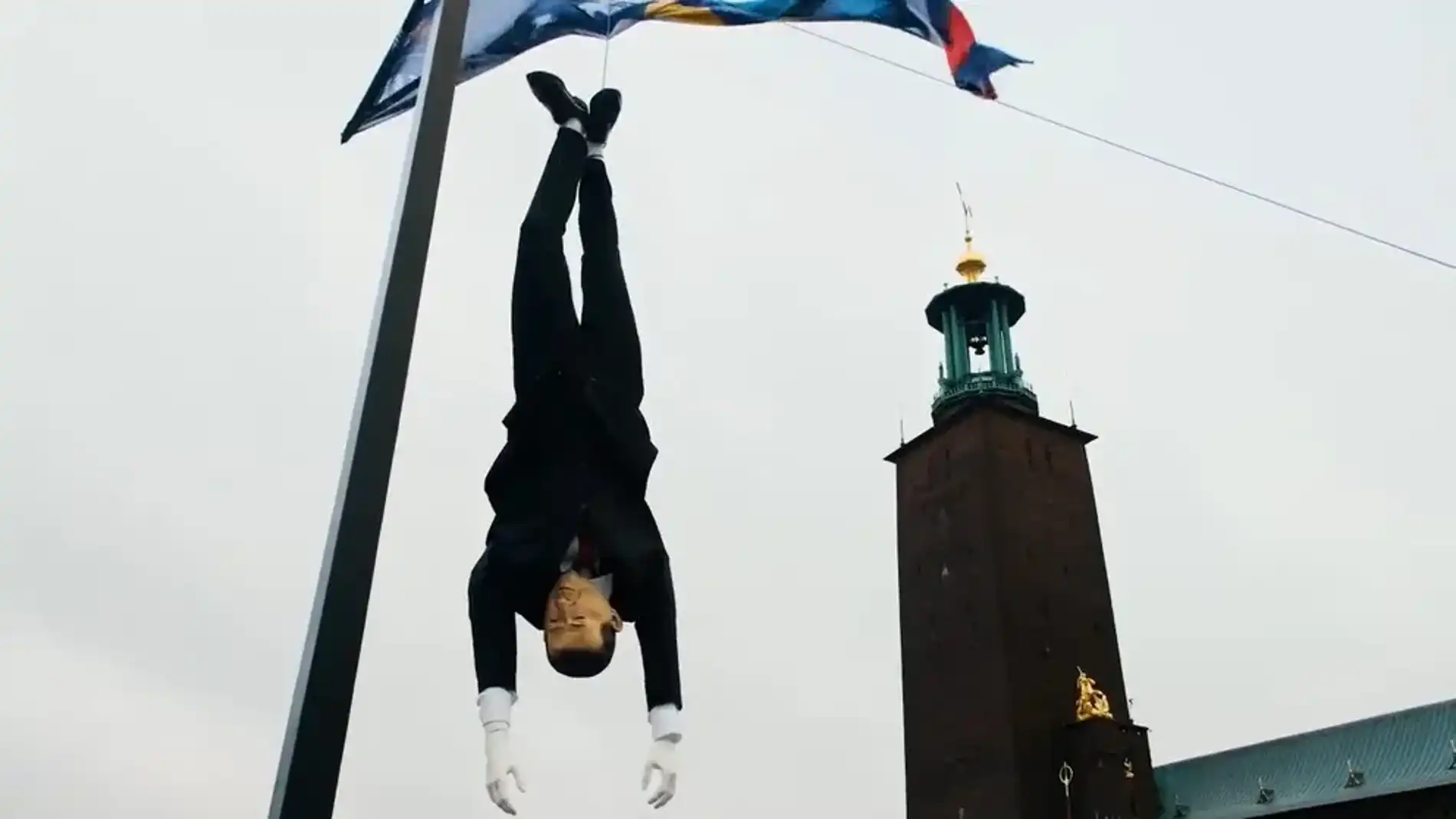 El títere de Erdogan fue colgado frente al Ayuntamiento de Estocolmo en una manifestación