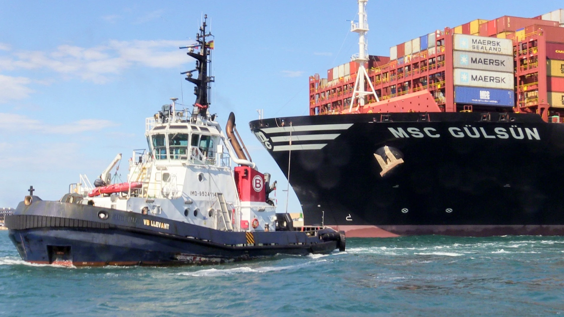 Buque mercante saliendo del puerto de Valencia