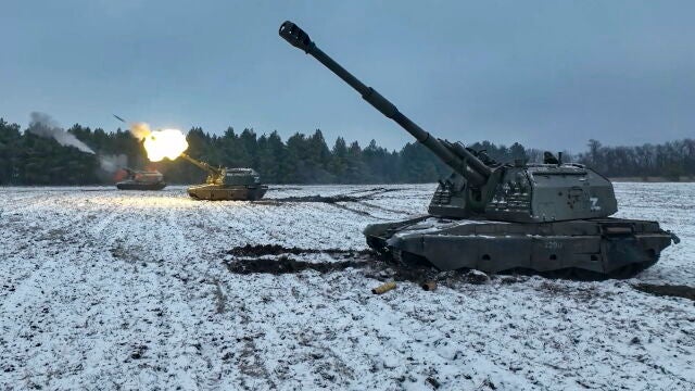 Una imagen tomada de un vídeo distribuido por el Ministerio de Defensa ruso el 13 de enero de 2023 muestra obuses autopropulsados rusos de 152,4 mm Msta disparando durante un combate en un lugar no revelado en la región de Donetsk, Ucrania