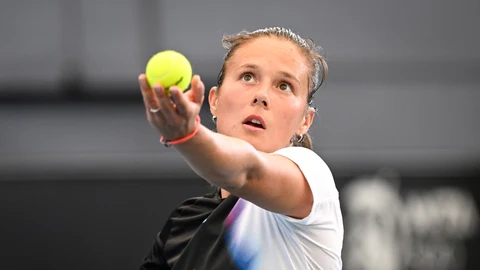 Daria Kasatkina se dispone a ejecutar un servicio