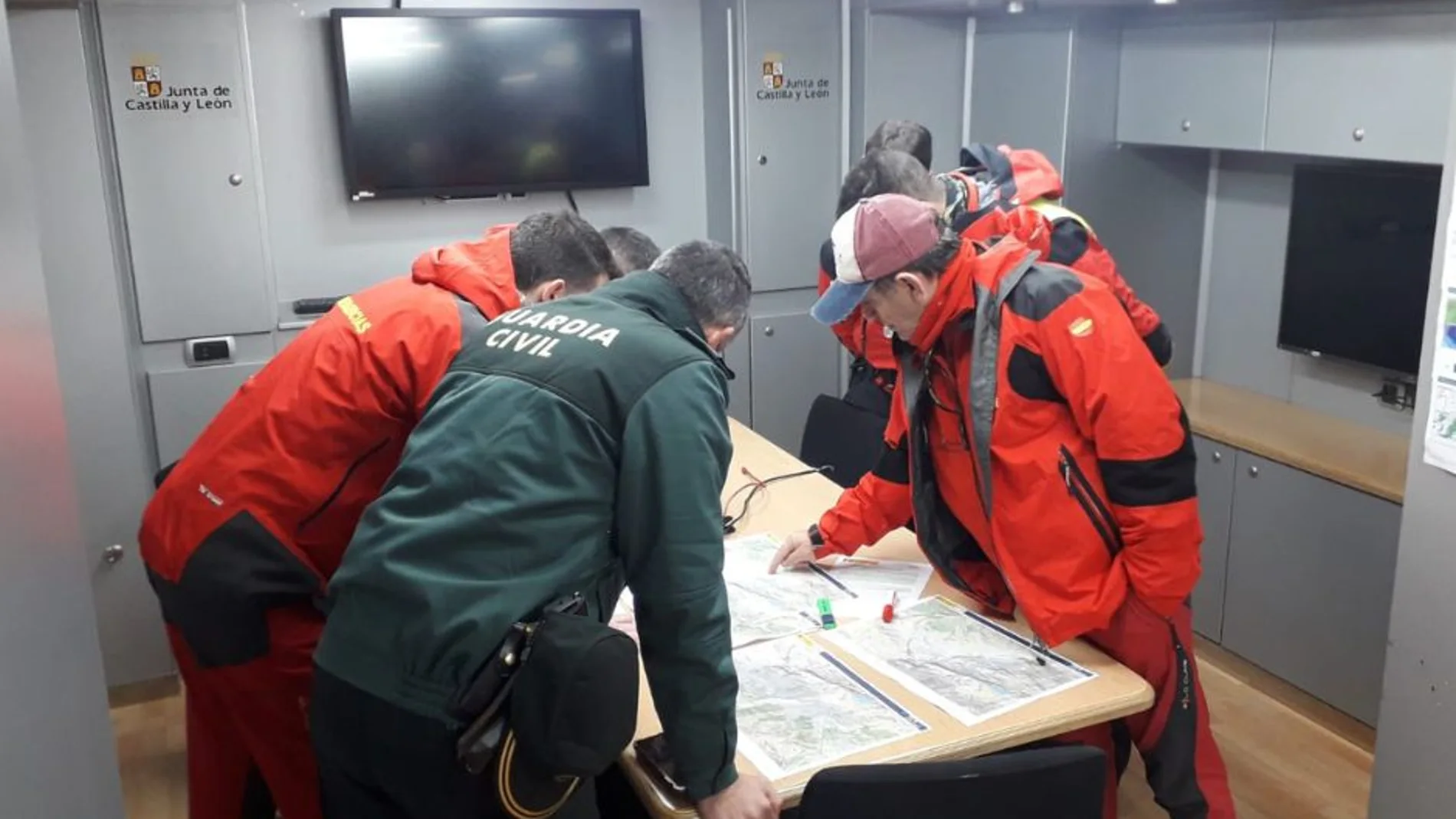 El Grupo de Rescate de Protección Civil y especialistas en montaña GREIM de la Guardia Civil durante la búsqueda