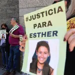 Amigos y familiares de Esther López concentrados a las puertas del Juzgado de Instrucción Número 5 de Valladolid donde declarará ante el juez Oscar S
