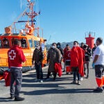 Efectivos de Salvamento Marítimo han rescatado en la mañana de este sábado a nueve migrantes, todos varones de origen magrebí y entre los que podría haber un menor