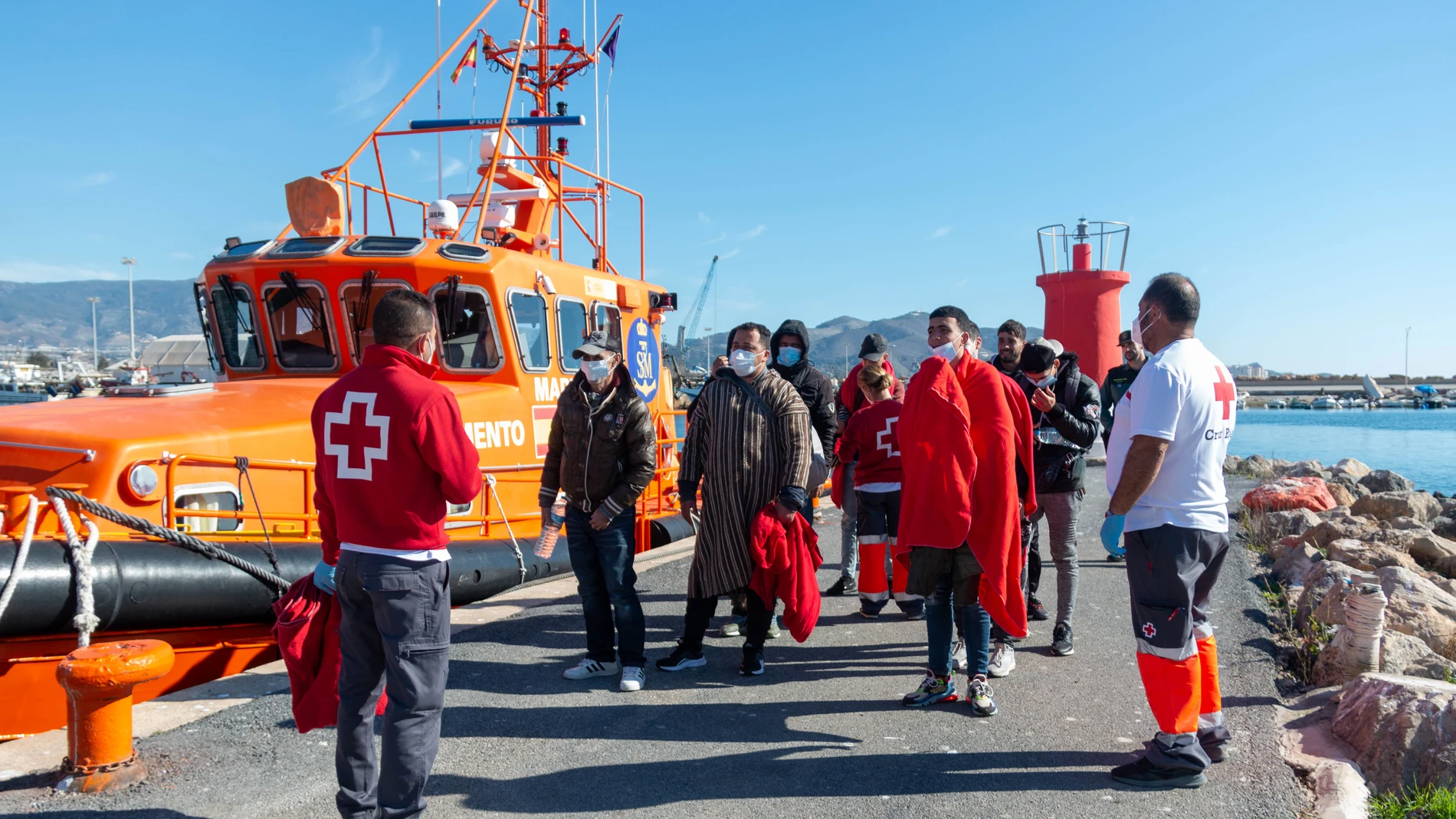 Efectivos de Salvamento Marítimo han rescatado en la mañana de este sábado a nueve migrantes, todos varones de origen magrebí y entre los que podría haber un menor