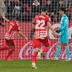 Los jugadores del Girona FC, celebran el gol de Yangel Herrera que les dio el triunfo ante el Sevilla