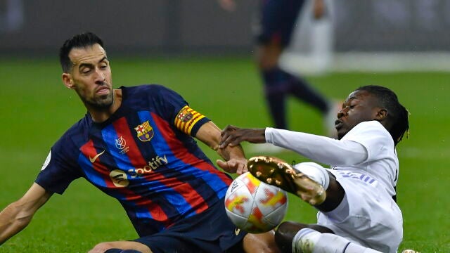 Busquets y Camavinga en el Real Madrid-Barcelona de la final de la Supercopa de España