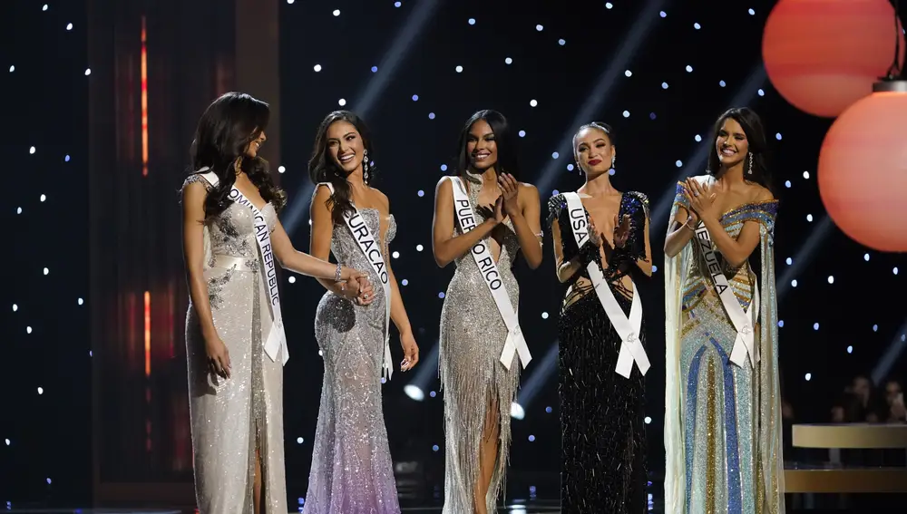 Las últimas cinco finalistas: de izquierda a derecha son Miss República Dominicana Andreina Martinez, Miss Curacao Gabriela Dos Santos, Miss Puerto Rico Ashley Carino, Miss EE.UU. R'Bonney Gabriel y Miss Venezuela Amanda Dudamel.