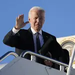 El presidente Joe Biden saluda antes de partir desde el Air Force One del aeropuerto de Delaware de regreso a Washington