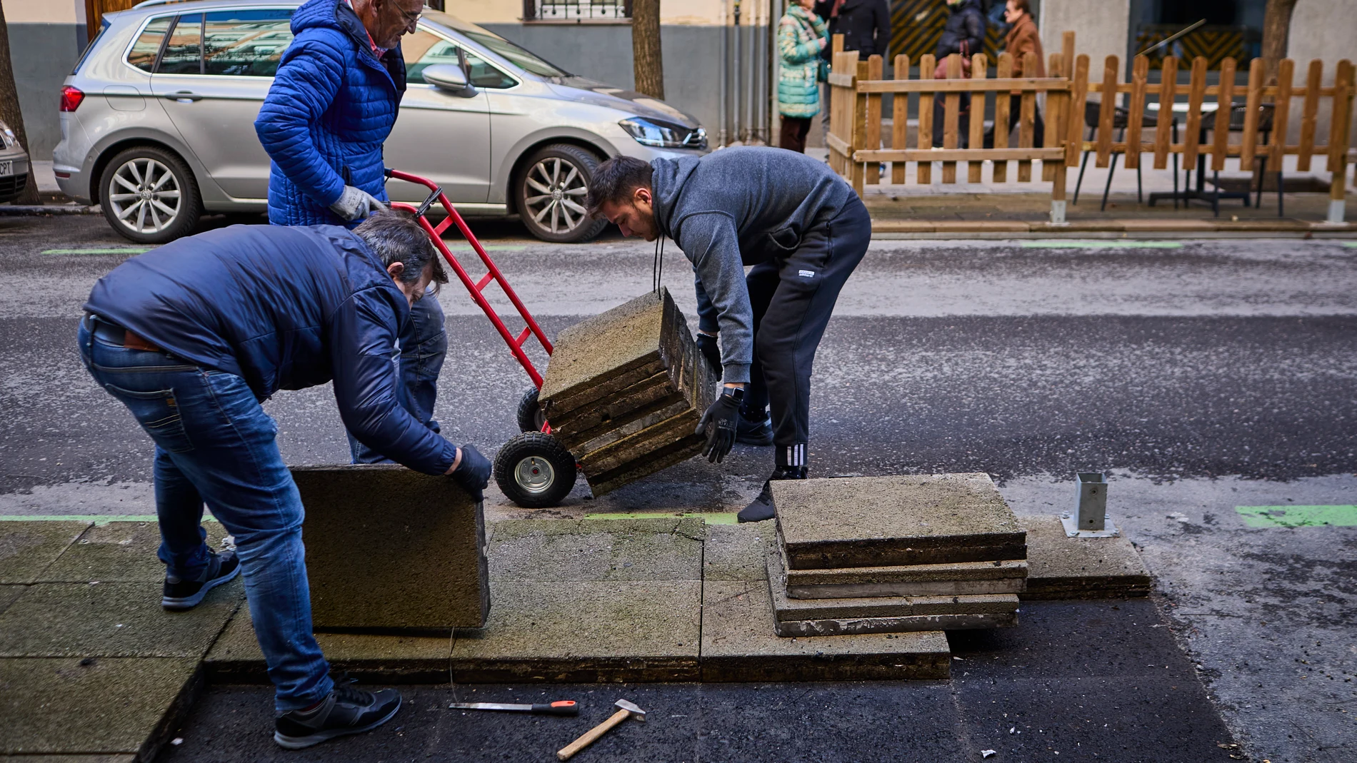 Trabajadores retiran una terraza en Madrid el pasado 9 de enero