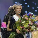Miss EE UU R&#39;Bonney Gabriel en el momento de coronarse como Miss Universo 2022