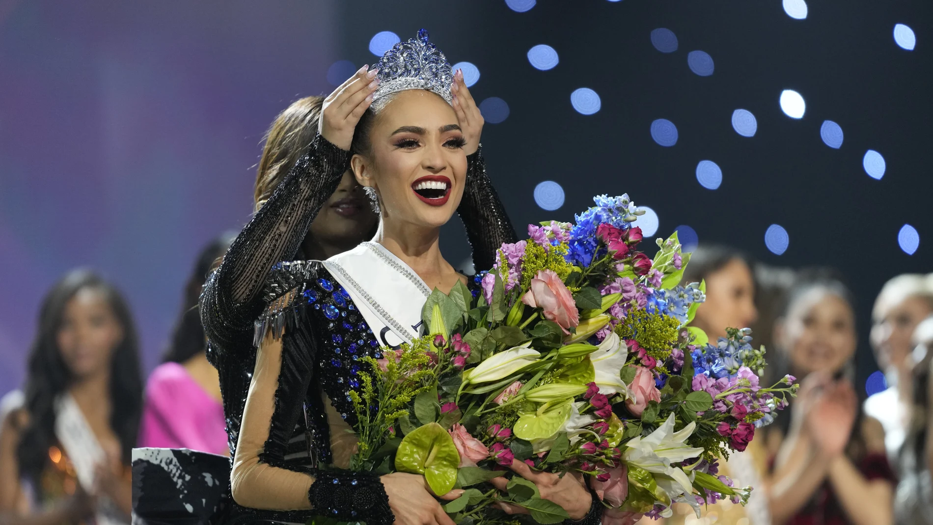 Miss EE UU R'Bonney Gabriel en el momento de coronarse como Miss Universo 2022