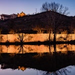 Nueva iluminación de la muralla de Soria a orillas del Duero